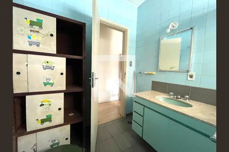 Casa à venda com 212m², 4 quartos e 3 vagas Casa à venda com 212m², 4 quartos e 3 vagasBanheiro Corredor