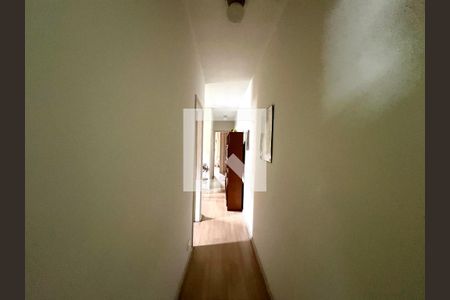 Casa à venda com 212m², 4 quartos e 3 vagas Casa à venda com 212m², 4 quartos e 3 vagasCorredor