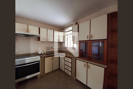 Casa à venda com 375m², 4 quartos e 4 vagas Casa à venda com 375m², 4 quartos e 4 vagasCozinha