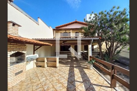 Casa à venda com 375m², 4 quartos e 4 vagas Casa à venda com 375m², 4 quartos e 4 vagasArea Externa