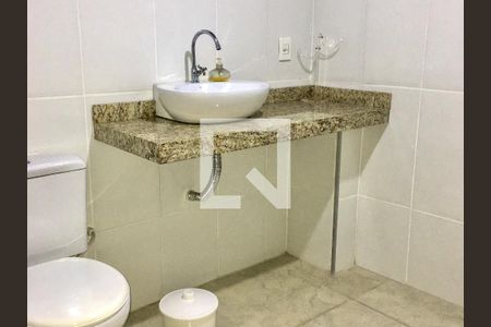 Casa à venda com 375m², 4 quartos e 4 vagas Casa à venda com 375m², 4 quartos e 4 vagasBanheiro Social