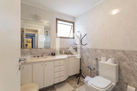 Apartamento à venda com 250m², 4 quartos e 3 vagasBanheiro da Suíte 1