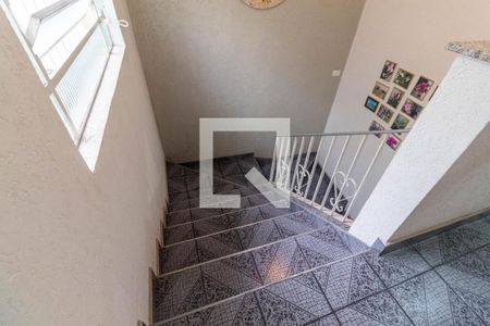 Casa à venda com 240m², 4 quartos e 3 vagas Casa à venda com 240m², 4 quartos e 3 vagasEscada