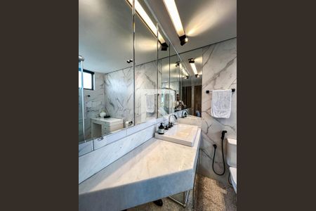 Apartamento à venda com 341m², 5 quartos e 6 vagasBanheiro da Suíte 3