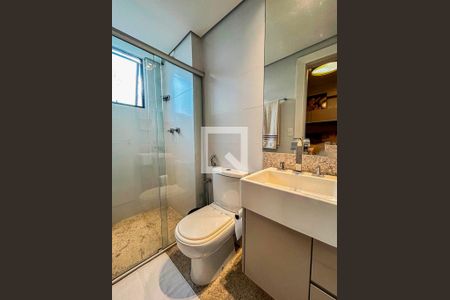 Apartamento à venda com 341m², 5 quartos e 6 vagasBanheiro da Suíte 2