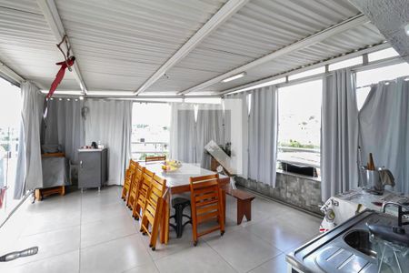 Casa à venda com 232m², 3 quartos e 3 vagas Casa à venda com 232m², 3 quartos e 3 vagasTerraço