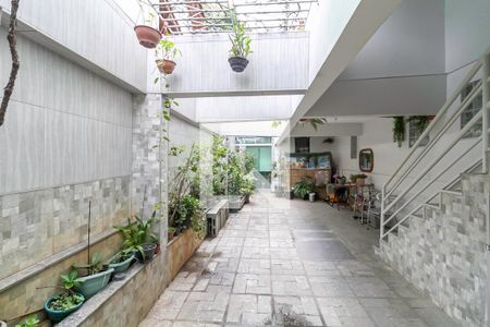 Casa à venda com 232m², 3 quartos e 3 vagas Casa à venda com 232m², 3 quartos e 3 vagasEntrada