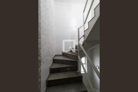 Casa à venda com 232m², 3 quartos e 3 vagas Casa à venda com 232m², 3 quartos e 3 vagasEscada