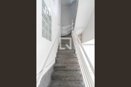 Casa à venda com 232m², 3 quartos e 3 vagas Casa à venda com 232m², 3 quartos e 3 vagasEscada