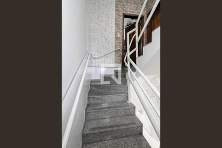 Casa à venda com 232m², 3 quartos e 3 vagas Casa à venda com 232m², 3 quartos e 3 vagasEscada