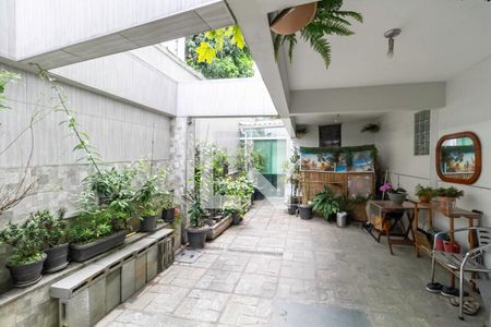 Casa à venda com 232m², 3 quartos e 3 vagas Casa à venda com 232m², 3 quartos e 3 vagasEntrada