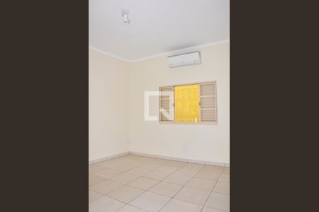 Casa à venda com 196m², 5 quartos e 1 vagaDetalhe - Quarto 01 com Suíte