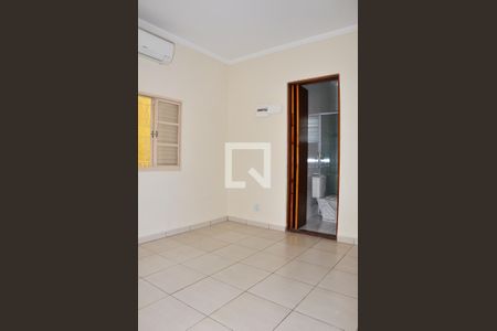 Casa à venda com 196m², 5 quartos e 1 vagaDetalhe - Quarto 01 com Suíte