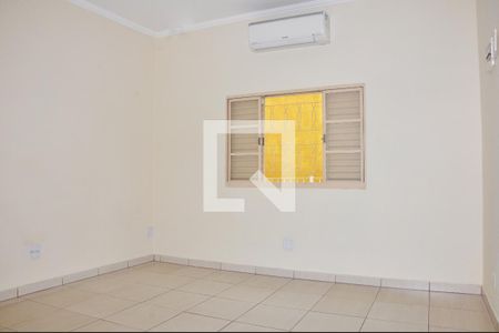 Casa à venda com 196m², 5 quartos e 1 vagaDetalhe - Quarto 01 com Suíte