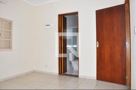 Casa à venda com 196m², 5 quartos e 1 vagaDetalhe - Quarto 01 com Suíte