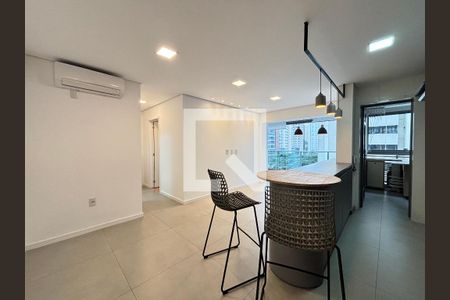 Sala/Cozinha de apartamento à venda com 2 quartos, 71m² em Moema, São Paulo