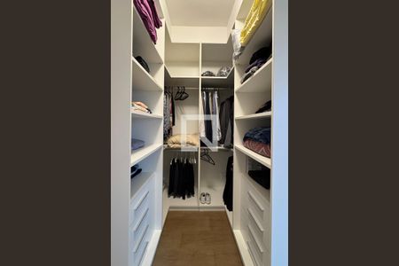 Closet da suíte 1 de apartamento para alugar com 3 quartos, 156m² em Tamboré, Santana de Parnaíba