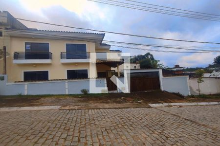Casa de condomínio para alugar com 300m², 4 quartos e 2 vagas Casa de condomínio para alugar com 300m², 4 quartos e 2 vagasFachada