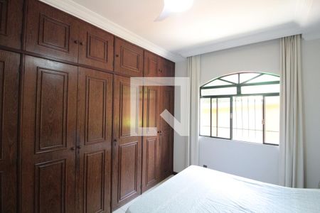 Casa à venda com 260m², 4 quartos e 3 vagasSuite