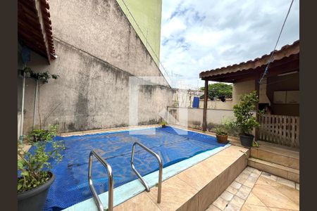 Casa à venda com 270m², 3 quartos e 2 vagas Casa à venda com 270m², 3 quartos e 2 vagasPiscina