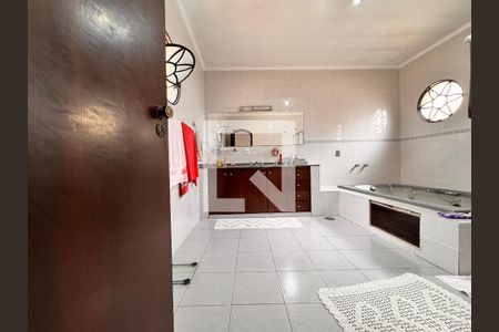 Casa à venda com 219m², 4 quartos e 4 vagasBanheiro suíte 