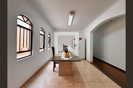 Casa à venda com 219m², 4 quartos e 4 vagasCozinha 