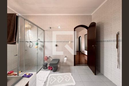 Casa à venda com 219m², 4 quartos e 4 vagasBanheiro suíte 