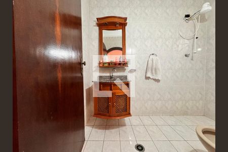 Casa à venda com 219m², 4 quartos e 4 vagasBanheiro de serviço