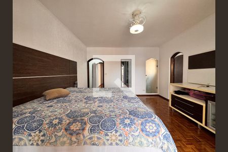 Casa à venda com 219m², 4 quartos e 4 vagasSuite