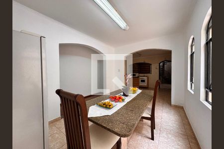 Casa à venda com 219m², 4 quartos e 4 vagasCozinha 