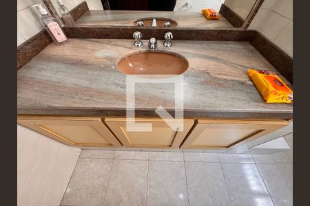 Casa à venda com 219m², 4 quartos e 4 vagasBanheiro 2