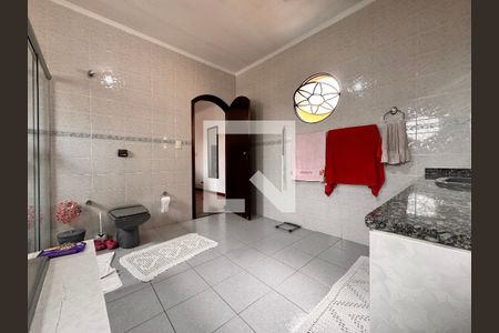 Casa à venda com 219m², 4 quartos e 4 vagasBanheiro suíte 