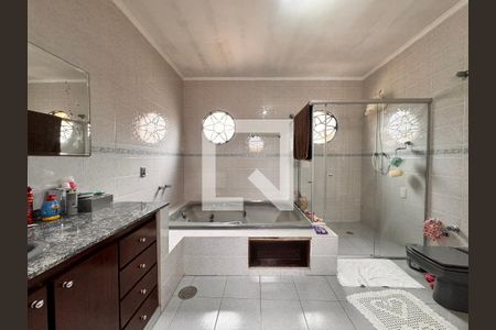 Casa à venda com 219m², 4 quartos e 4 vagasBanheiro suíte 