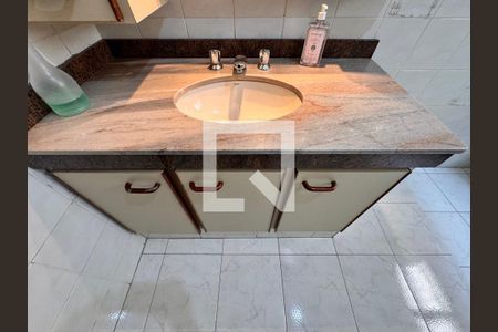 Casa à venda com 219m², 4 quartos e 4 vagasBanheiro