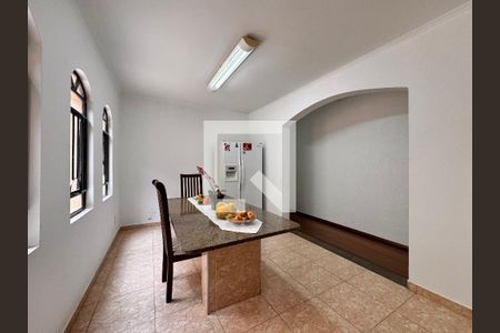 Casa à venda com 219m², 4 quartos e 4 vagasCozinha 