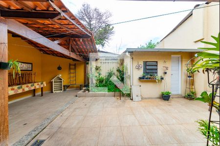 Casa à venda com 280m², 5 quartos e 1 vaga Casa à venda com 280m², 5 quartos e 1 vagaQuintal