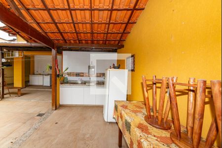 Casa à venda com 280m², 5 quartos e 1 vaga Casa à venda com 280m², 5 quartos e 1 vagaVaranda