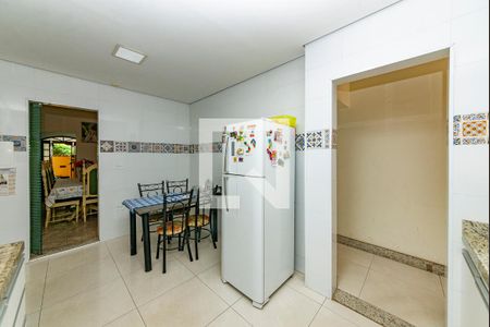 Casa à venda com 280m², 5 quartos e 1 vaga Casa à venda com 280m², 5 quartos e 1 vagaCozinha