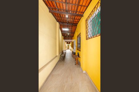 Casa à venda com 280m², 5 quartos e 1 vaga Casa à venda com 280m², 5 quartos e 1 vagaVaranda