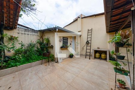 Casa à venda com 280m², 5 quartos e 1 vaga Casa à venda com 280m², 5 quartos e 1 vagaQuintal