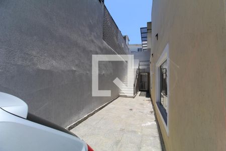 Casa de condomínio à venda com 320m², 4 quartos e 3 vagasLateral da casa/Garagem