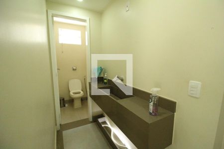 Casa de condomínio à venda com 320m², 4 quartos e 3 vagasBanheiro 1