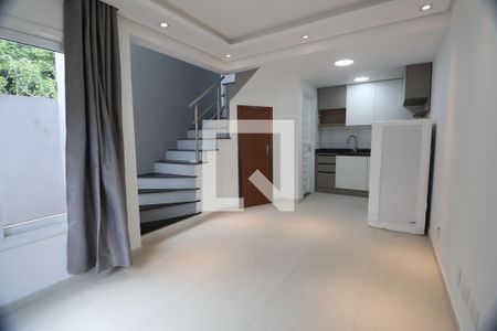 Sala de casa de condomínio para alugar com 2 quartos, 83m² em Centro, Canoas