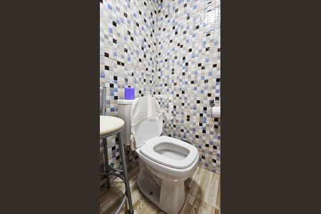 Casa à venda com 140m², 4 quartos e 5 vagas Casa à venda com 140m², 4 quartos e 5 vagasBanheiro 4