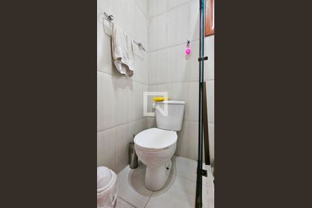 Casa à venda com 140m², 4 quartos e 5 vagas Casa à venda com 140m², 4 quartos e 5 vagasBanheiro 2