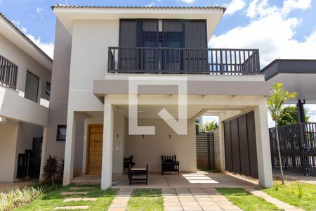 Casa de condomínio à venda com 138m², 3 quartos e 2 vagas Casa de condomínio à venda com 138m², 3 quartos e 2 vagasFachada