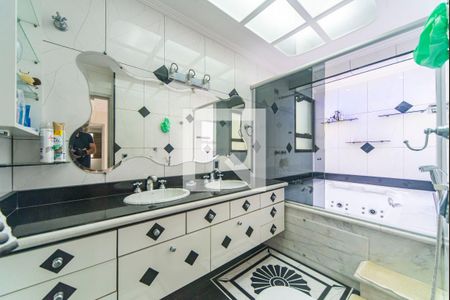 Apartamento à venda com 400m², 4 quartos e 8 vagasBanheiro do Quarto 4