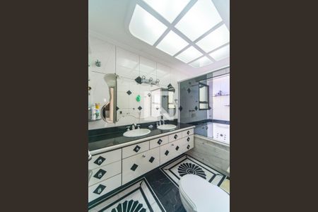 Apartamento à venda com 400m², 4 quartos e 8 vagasBanheiro do Quarto 4