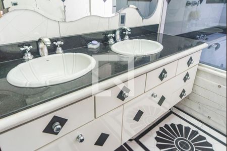 Apartamento à venda com 400m², 4 quartos e 8 vagasBanheiro do Quarto 4