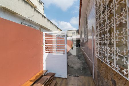 Casa à venda com 200m², 3 quartos e 5 vagasVaranda da frente - Acesso lateral